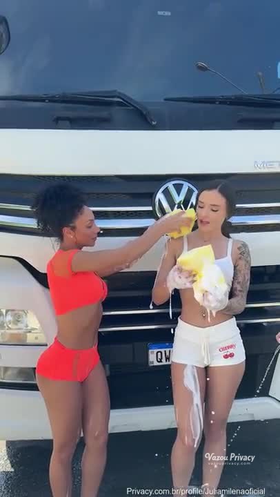 Cena exclusiva de Jumilena dançando funk sem roupa