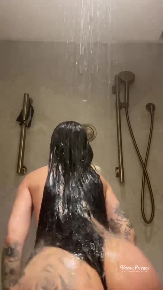 Mc Mirella envolvente, se tocando embaixo do lençol
