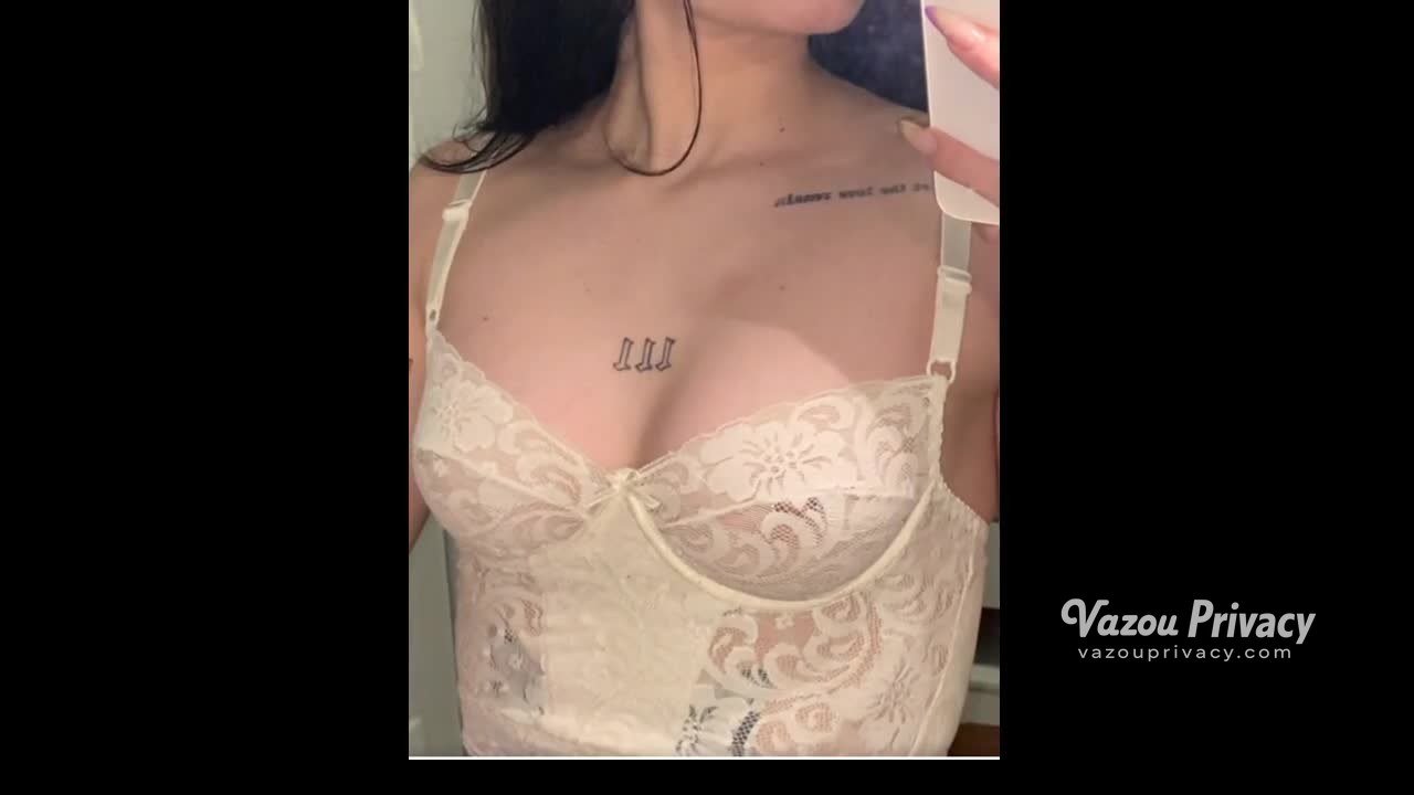 Lwise Luisa se despindo devagar, toda molhada no banho