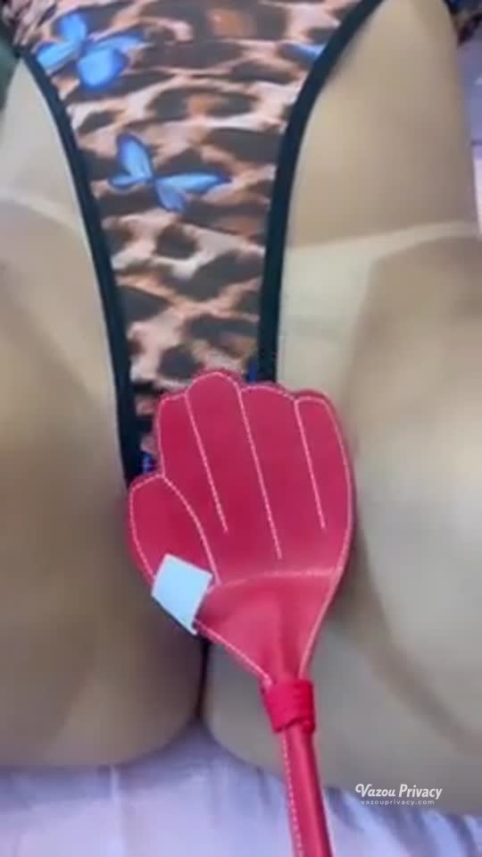 Gostosa Raissa Oliveira se tocando embaixo do lençol