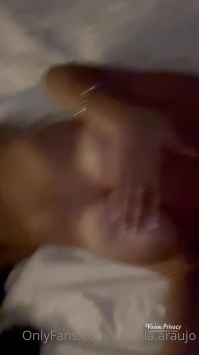Sedutora Camilla provocando dentro do closet