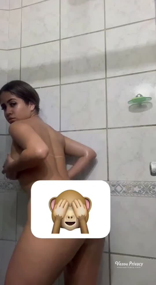 Raissa Oliveira irresistível gemendo baixinho sozinha