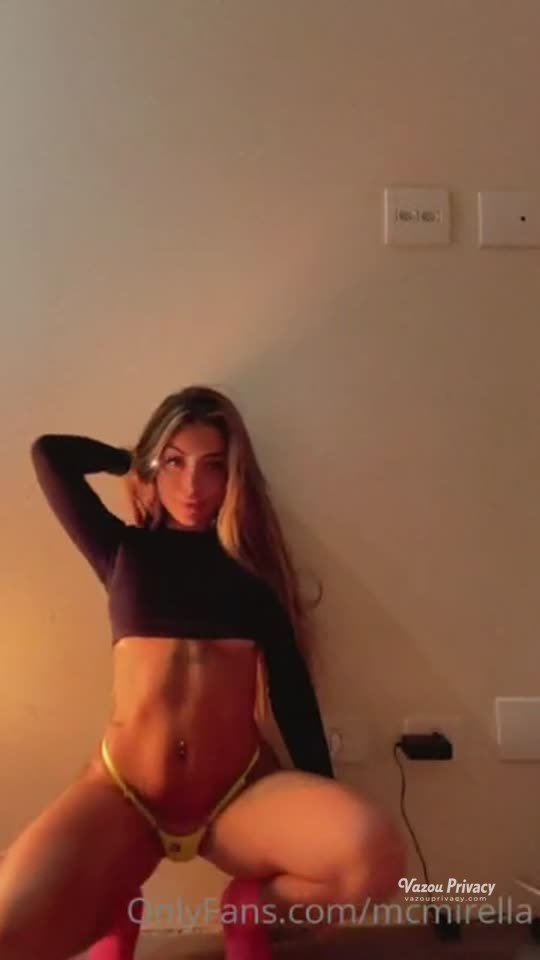 Mc Mirella rebolando sem parar, se tocando embaixo do lençol