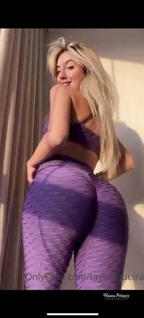 Caiu na net: Surtad4 Ofc de lingerie preta na cama