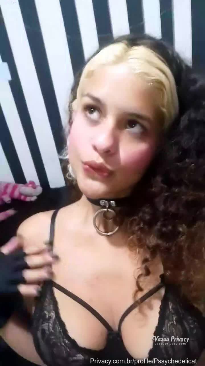 Cattofhell gemendo baixinho sozinha