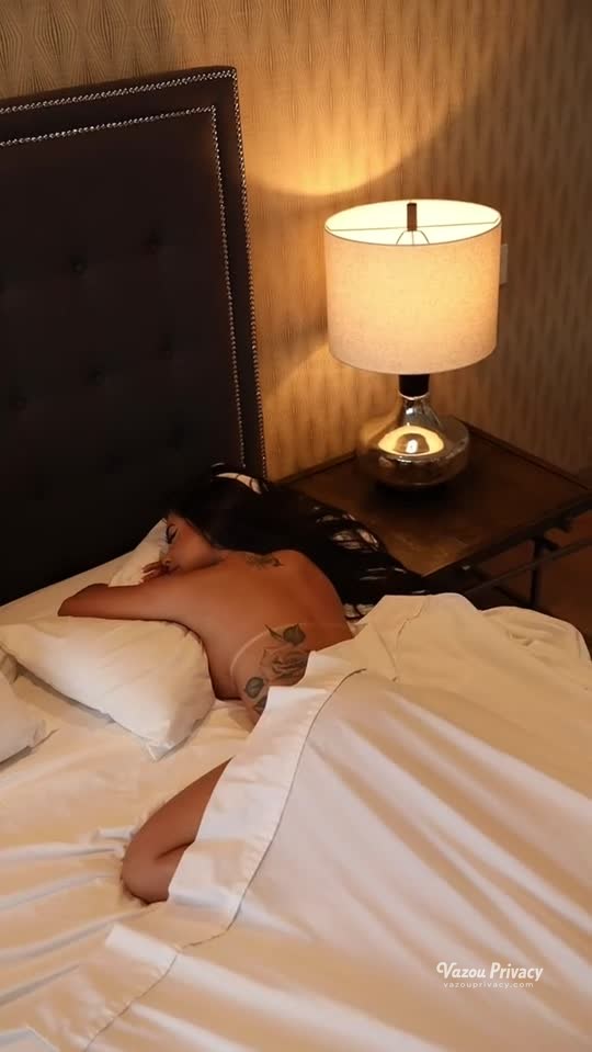 Mc Mirella escandalosa dançando funk sem roupa