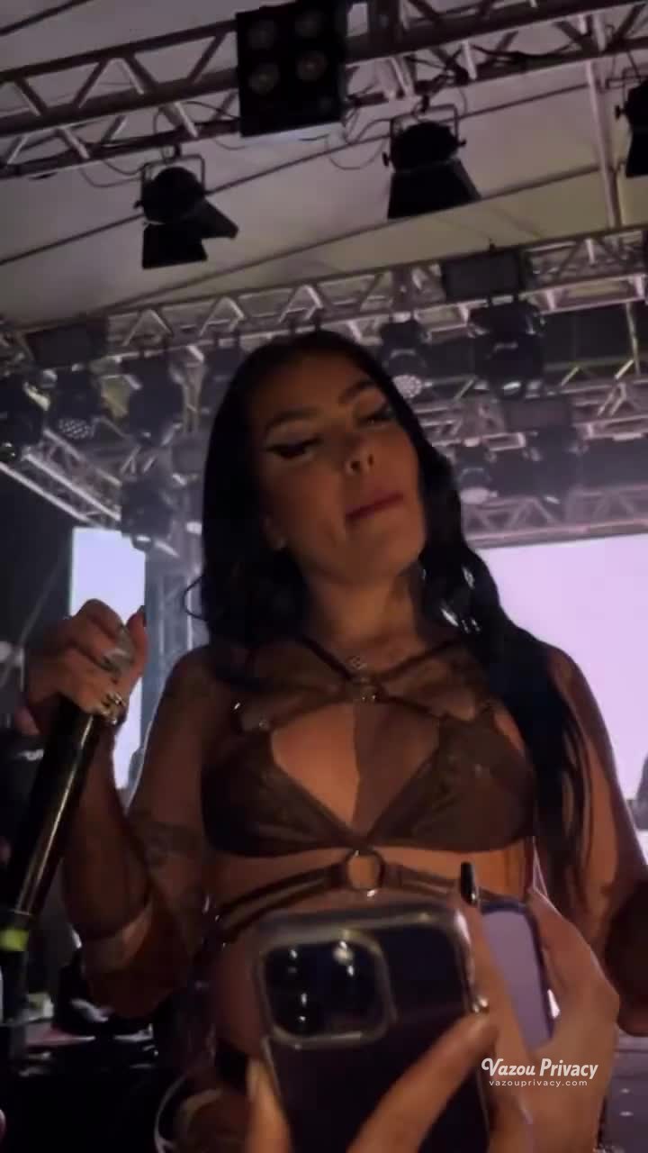 Mc Mirella rebolando gostoso 🍑