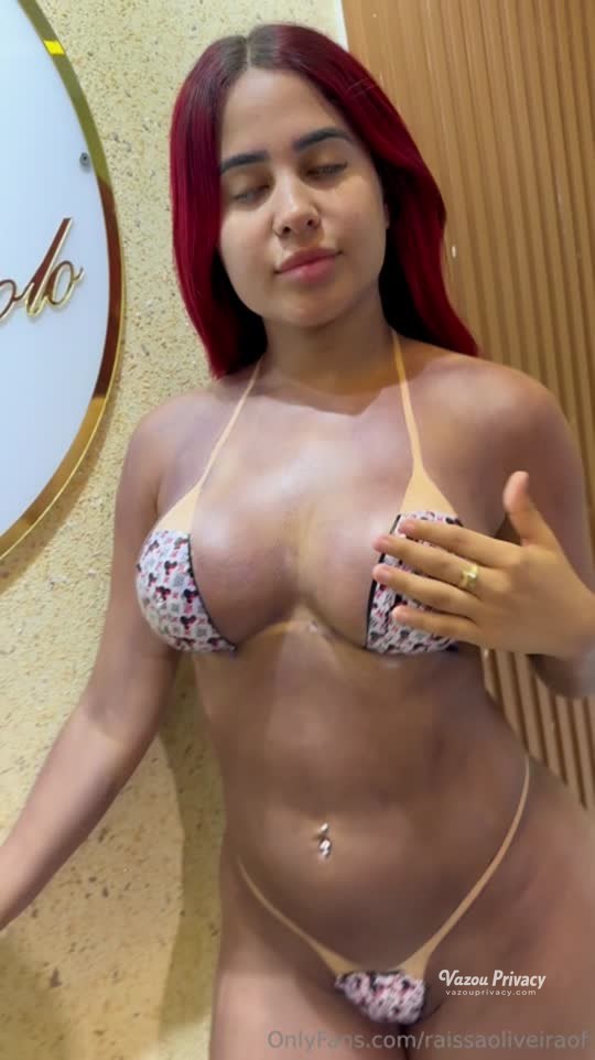 Raissa Oliveira exibindo o corpão, sem calcinha na varanda