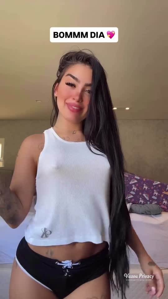 Mc Mirella provocando, de frente pro espelho sem roupa