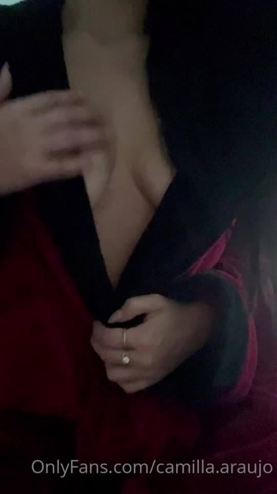 Camilla provocando dentro do closet 😏