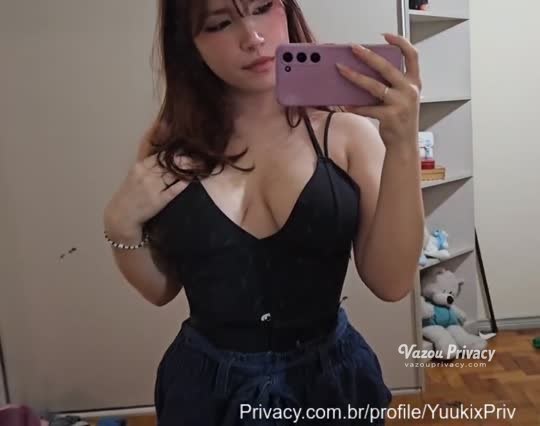 Yuukix Yuukix04 se tocando embaixo do lençol 🔥