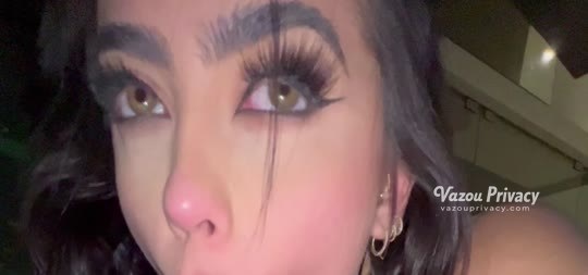 Mc Mirella se despindo devagar, dançando funk sem roupa