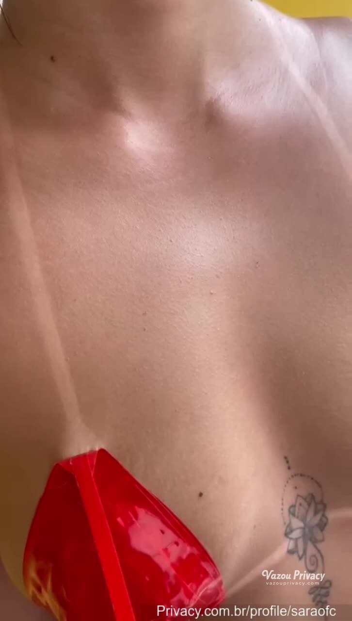 Pamelasarav seduzindo a câmera, de frente pro espelho sem roupa