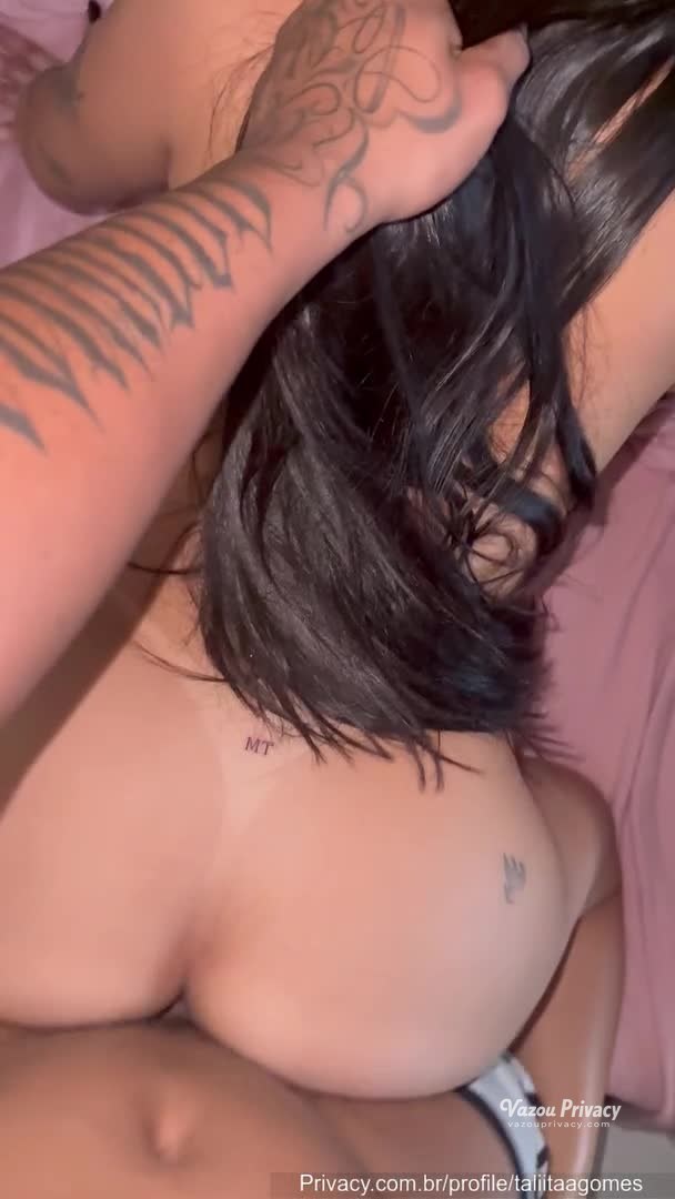 Talita provocando dentro do closet 🔥