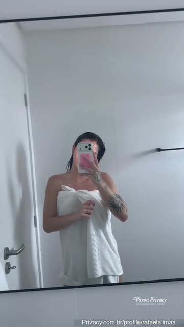 Rafaela Lima seduzindo a câmera, provocando dentro do closet