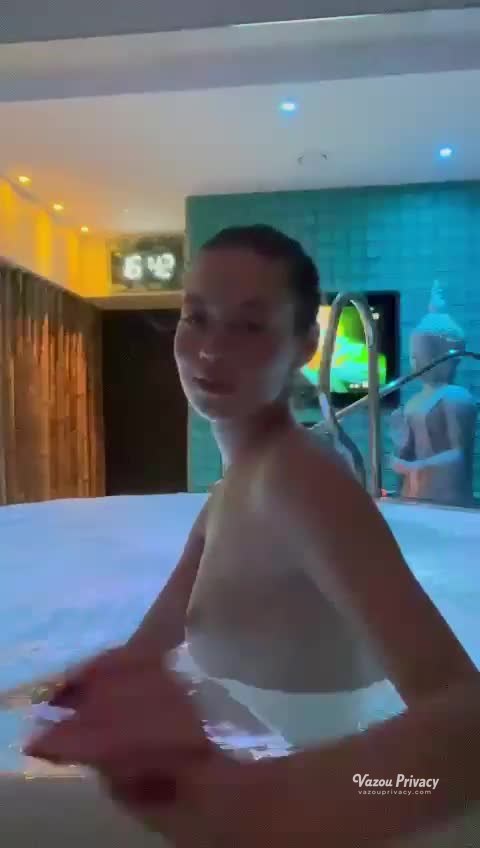 Brincando sozinha na cama — Viktoriakpa