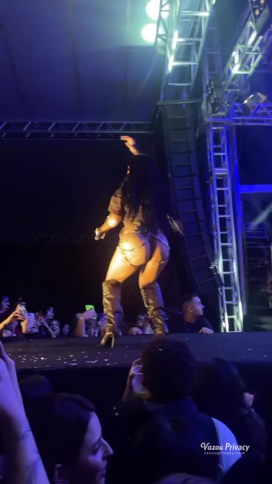 Registro íntimo de Mc Mirella dançando funk sem roupa