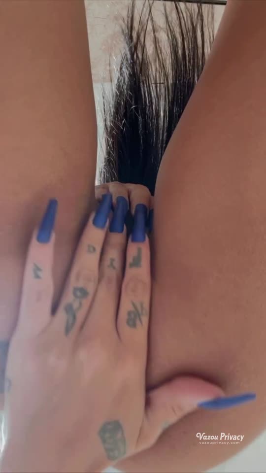 Atrevida Mc Mirella se tocando embaixo do lençol