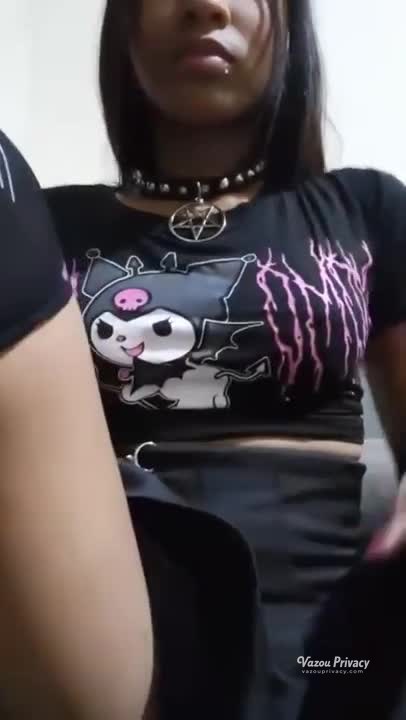Lucysafadinha3 seduzindo a câmera, toda molhada no banho