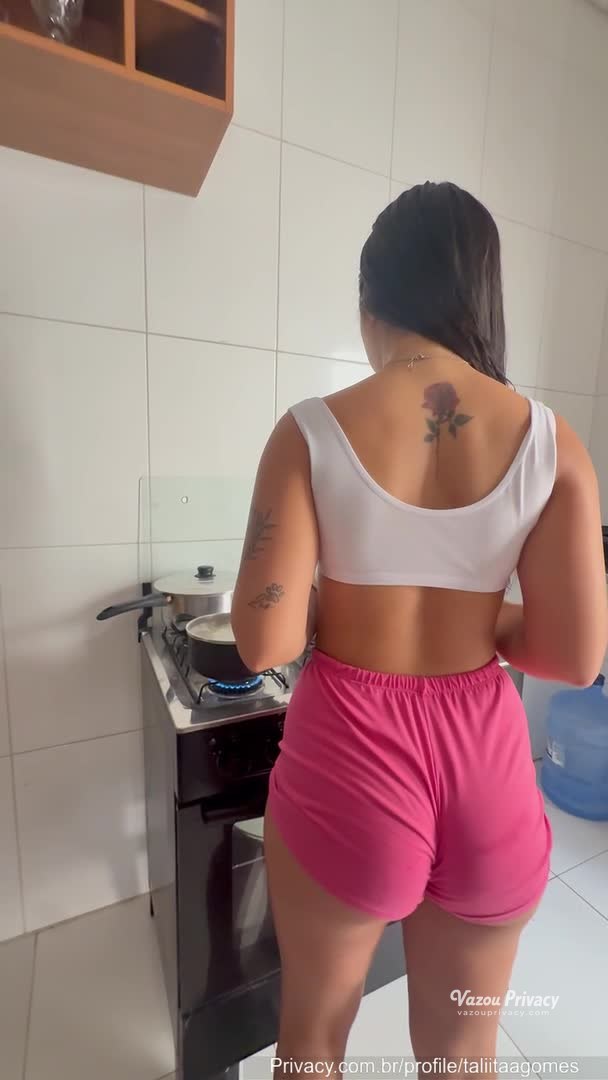 Talita tesuda, de lingerie preta na cama