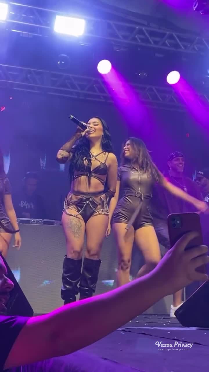 Sedutora Mc Mirella rebolando só de shortinho