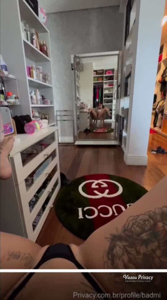 Mc Mirella sedutora, de frente pro espelho sem roupa