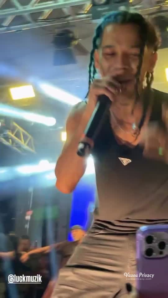 Mc Mirella de calcinha fio na cozinha 😏