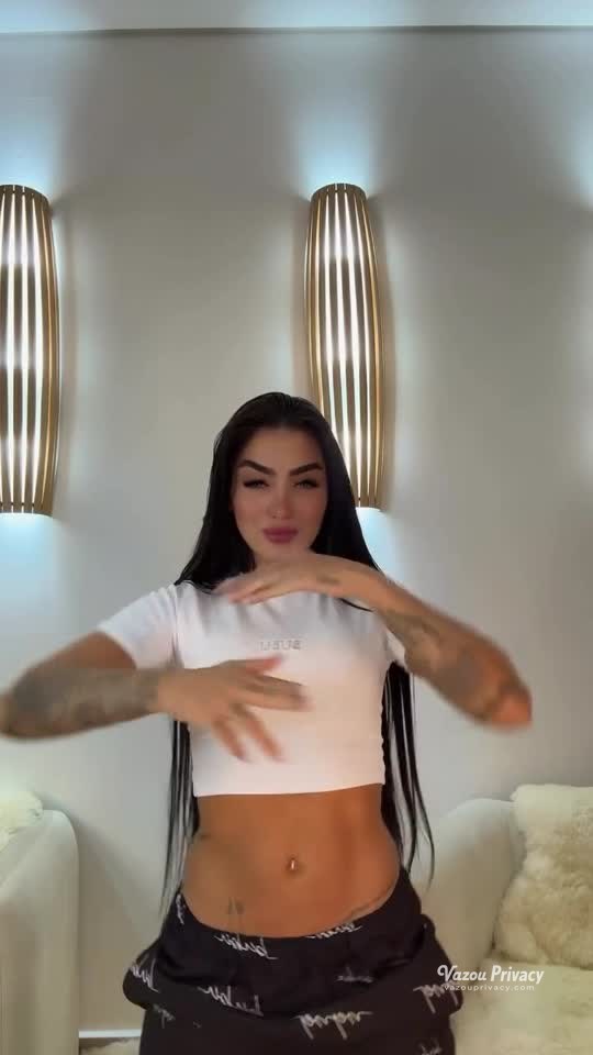 Mc Mirella se tocando embaixo do lençol 🔥