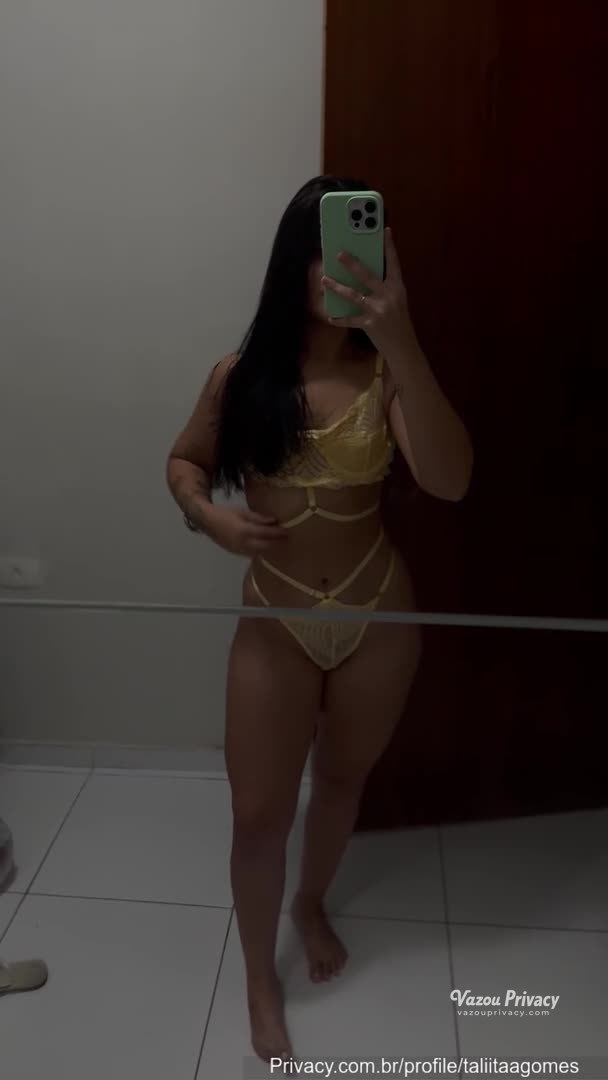 Safada Talita de lingerie preta na cama