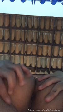 Mãos acariciando coxas de morena gostosa de quatro em um cenário íntimo