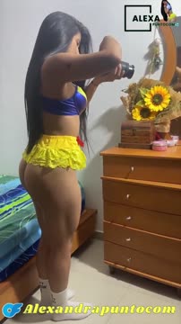 Morena gostosa de short amarelo fazendo ensaio sensual