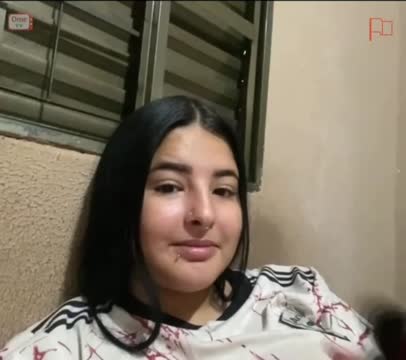 Modelo empinando a bunda pra câmera, depois de meia-calça rasgada