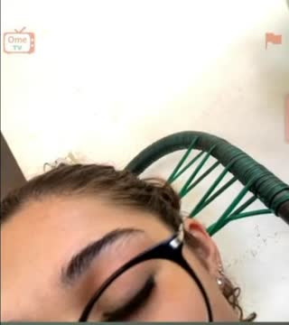 Gostosa modelo com a bunda pra cima na cama