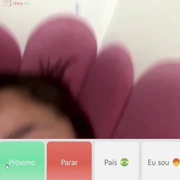 Modelo deitada abrindo o roupão 😈