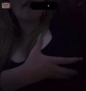 Sedutora modelo rebolando só de shortinho