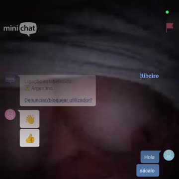 Modelo maravilhosa se tocando embaixo do lençol