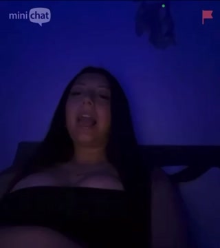 Modelo tirando a roupa bem devagar