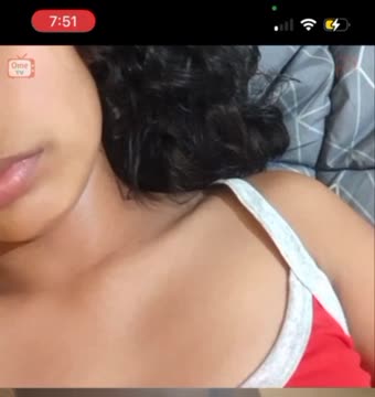Modelo rebolando sem parar, rebolando só de shortinho