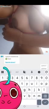 Modelo envolvente no chuveiro se ensaboando