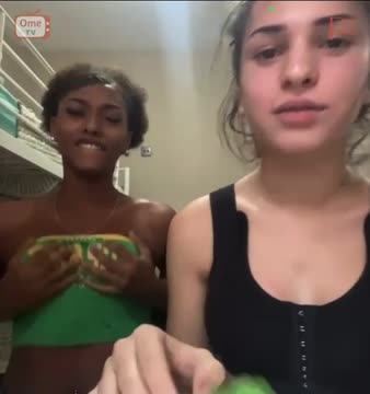 Atrevida modelo provocando dentro do closet
