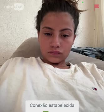 Modelo irresistível, gemendo baixinho sozinha