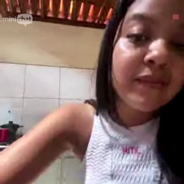 Modelo gemendo baixinho sozinha