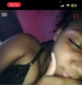 Modelo: brincando sozinha na cama
