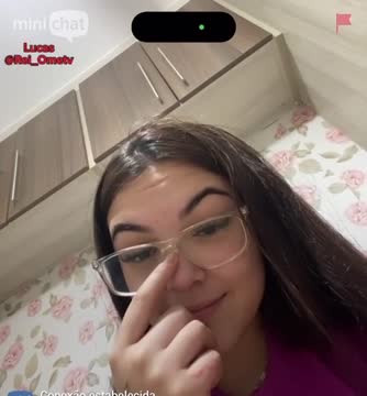 Novinha amadora Flagra OmeTV em clipe vertical, Modelo provocando na webcam