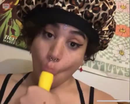 Modelo no chuveiro se ensaboando