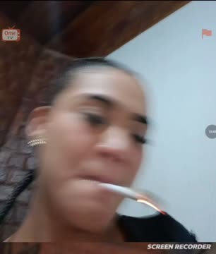 Vídeo +18 de novinha: Flagra OmeTV Modelo brincando sozinha na cama, depois
