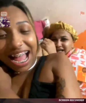 Vídeo +18 de novinha: Flagra OmeTV Safada modelo de frente pro espelho sem roupa