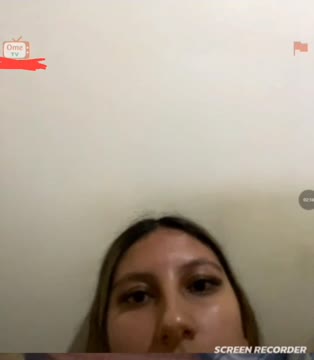 Novinha amadora Flagra OmeTV em clipe vertical, Modelo seduzindo a câmera