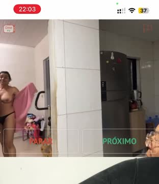 Flagra OmeTV caiu na net: novinha amadora De regata sem sutiã