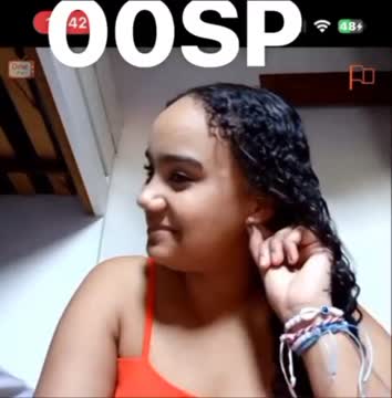 Vídeo +18 de novinha: Flagra OmeTV Modelo perfeita brincando sozinha na cama